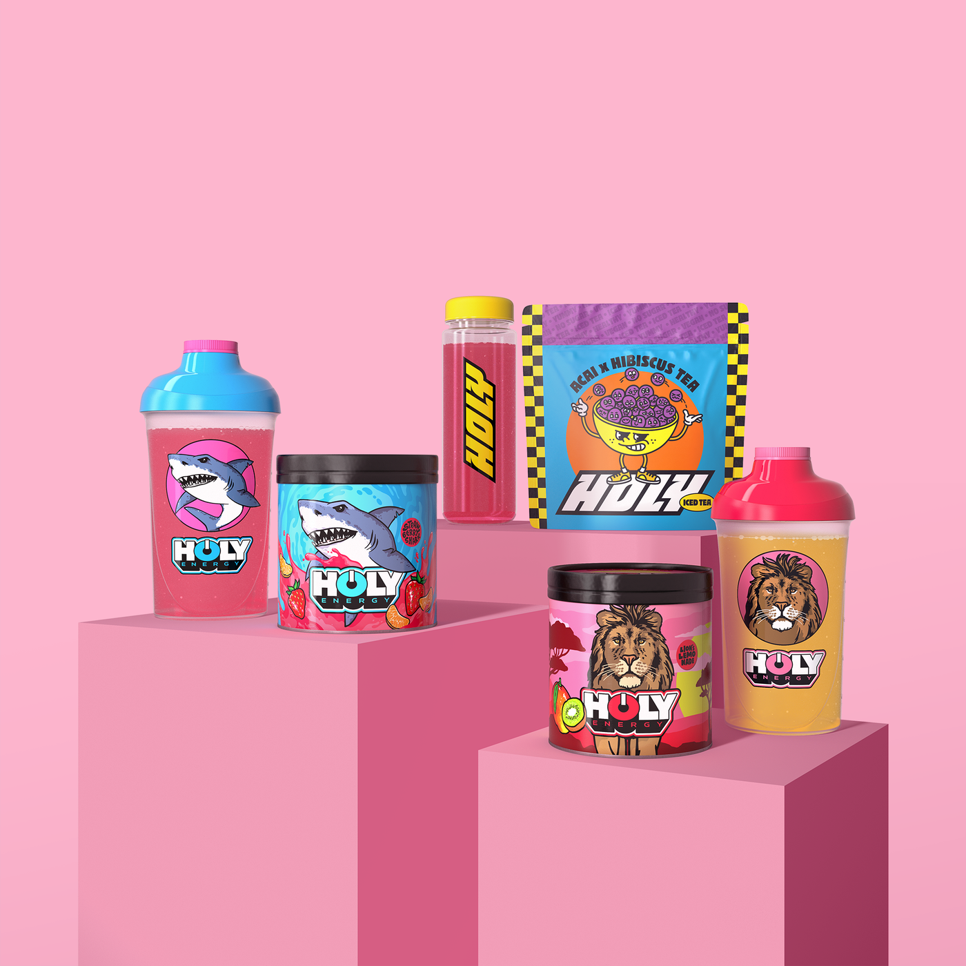 Verschiedene Pappdosen, Shaker und Probepackungen mit bunten Tiermotiven auf rosafarbenen Podesten vor rosa Hintergrund.