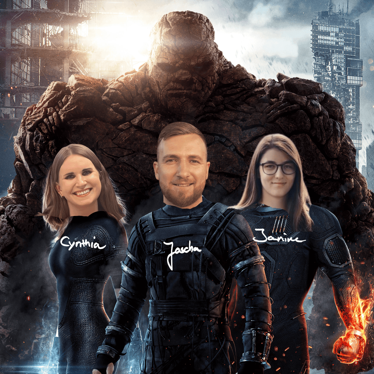 Drei Personen in superhero-artigen Kostümen stehen mit einem großen, steinernen Wesen vor einer städtischen Kulisse.