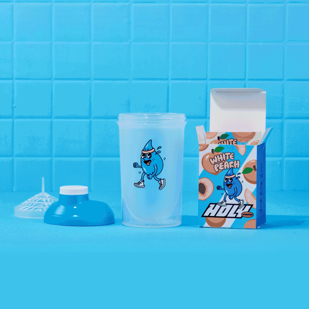 Shaker mit blauem Deckel, daneben eine Pappbox mit "White Peach"-Motiv, vor einem blauen Kachelhintergrund.
