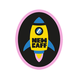 Gelbes und blaues Raketensymbol mit der Aufschrift "NEW CAFF" auf schwarzem ovalen Hintergrund vor einem rosa Rechteck.