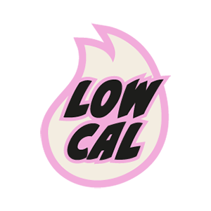 Schwarzer Text "LOW CAL" auf einem hellrosa Hintergrund mit einer weißen Flamme.