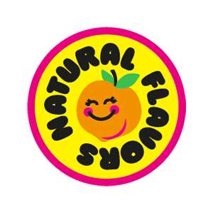 Smiley-Orange mit Blättern in einem gelben Kreis, umgeben von dem Text "Natural Flavors" auf pinkem Hintergrund.