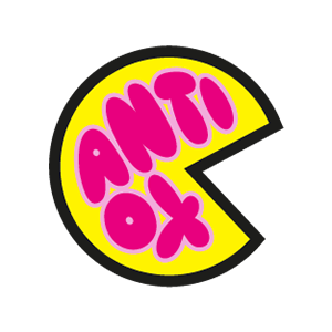 Gelbes kreisförmiges Logo mit einem Keil herausgenommen, darauf rosa Schrift "ANTI OX" auf schwarzem Hintergrund.