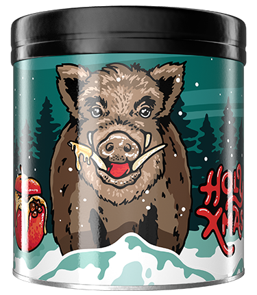 Pappdose mit weihnachtlichem Wildschweindesign, verschneiter Wald im Hintergrund und „Holly Xmas“-Schriftzug.