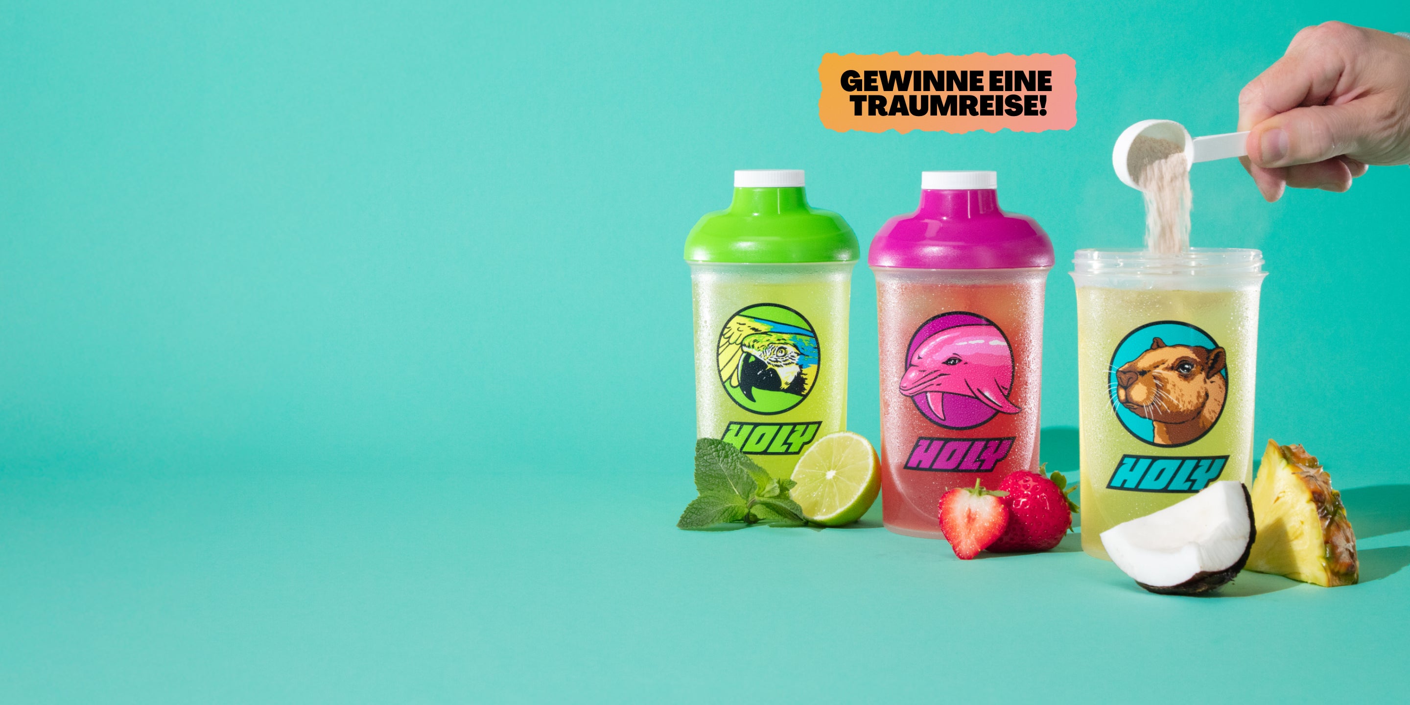 Drei bunte Shaker mit Tiermotiven und Früchten davor; eine Hand schüttet Pulver in den rechten Shaker.