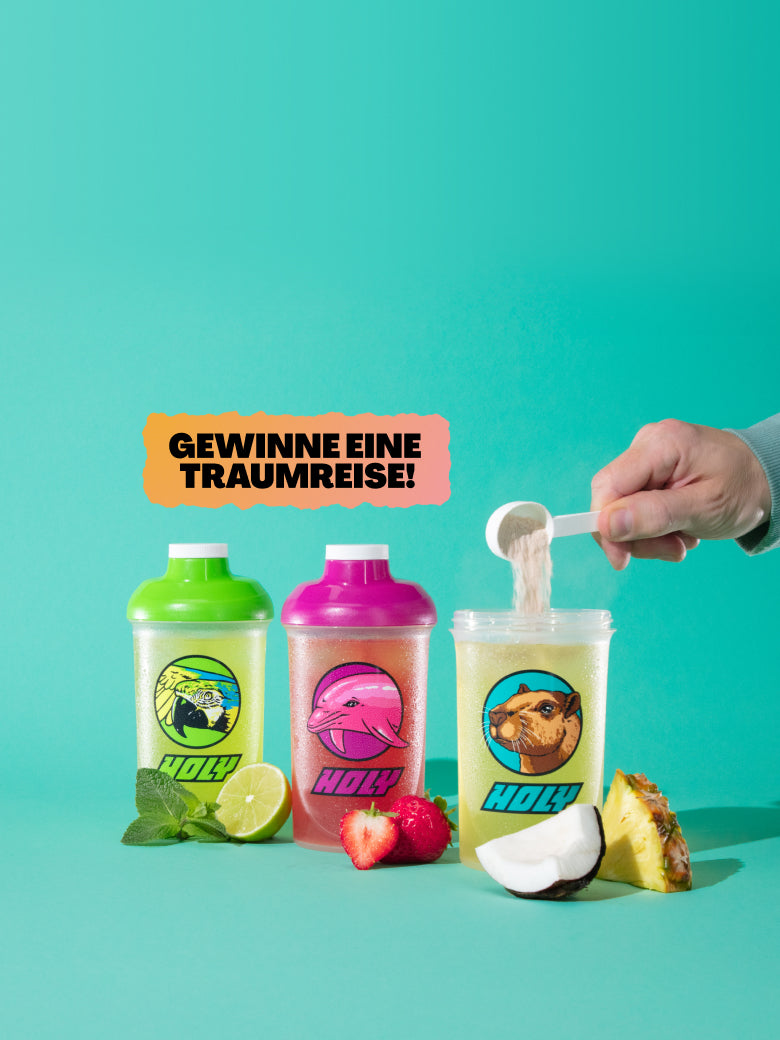Drei bunte Shaker mit Fruchtdekoration, Hand füllt Pulver ein, Text: "GEWINNE EINE TRAUMREISE!"
