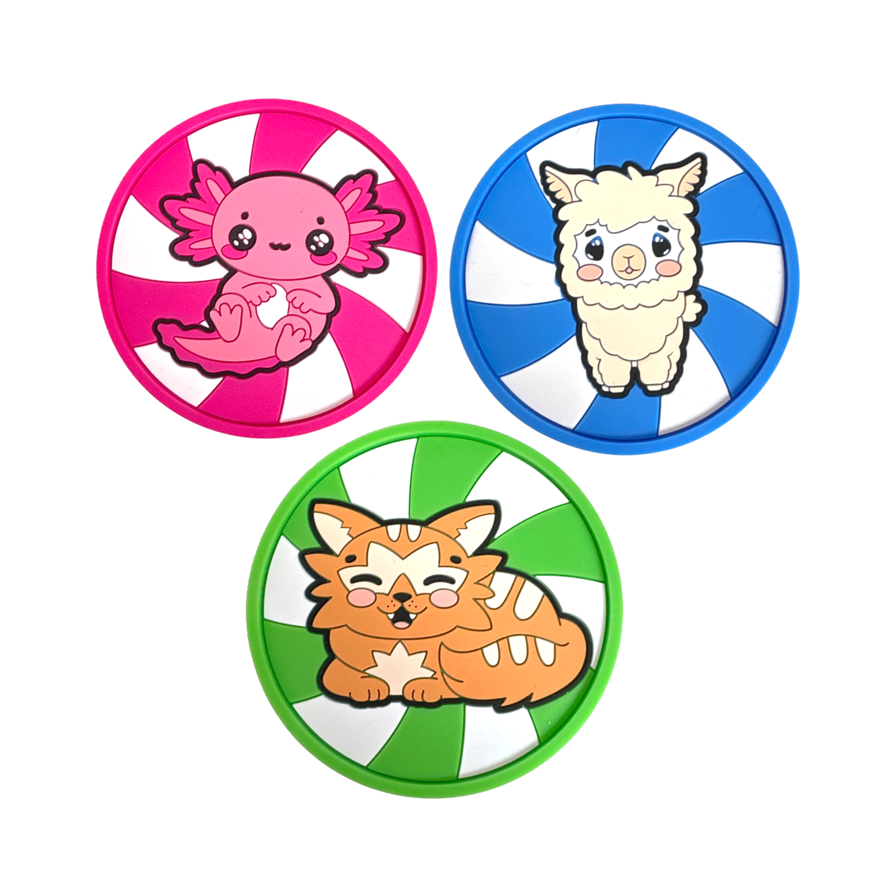 Drei bunte kreisförmige Untersetzer mit süßen Cartoon-Tieren: ein Axolotl, ein Alpaka und eine Katze.