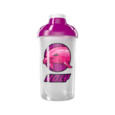 Durchsichtiger Shaker mit einem pinken Delfin-Logo und lila Deckel auf schwarzem Hintergrund.
