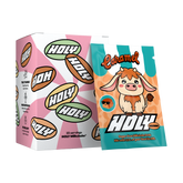 Pappbox mit "HOLY" Aufschrift und Probepackung "Caramel" mit Cartoon-Tiermotiv.