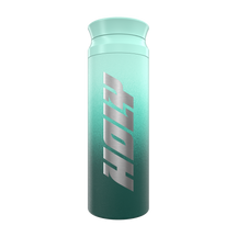 Ein grüner Shaker mit silbernem Schriftzug, stehend aufrecht auf weißem Hintergrund.
