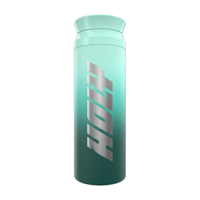 Ein grüner Shaker mit silbernem Schriftzug, stehend aufrecht auf weißem Hintergrund.